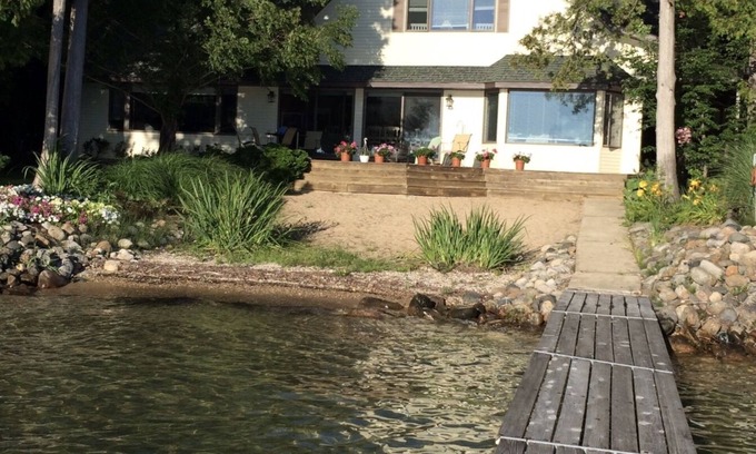 Rapid City House | Idyllic Elk Lake Retreat with Ocean Views & Spa Amenities
