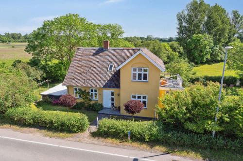 Faldsled Villa | Charming Yellow Country Villa by the Water for Families