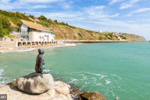 Folkestone Apartment | Seaside Apartment with Ocean View & Pet-Friendly Comfort