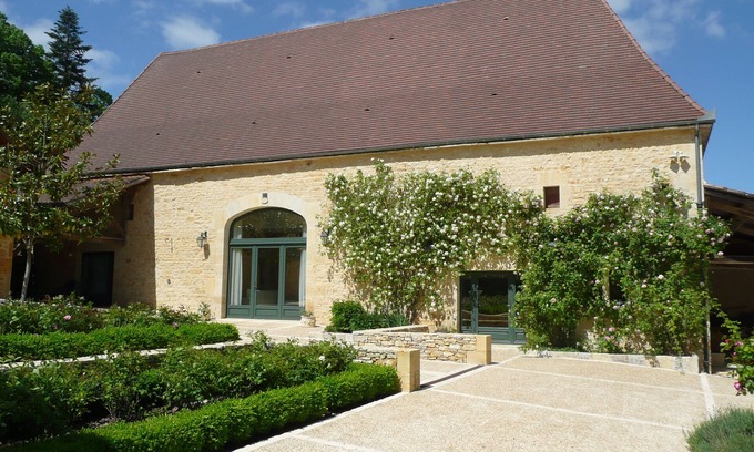Daglan House | Idyllic Stone Barn Retreat with Heated Pool near Daglan