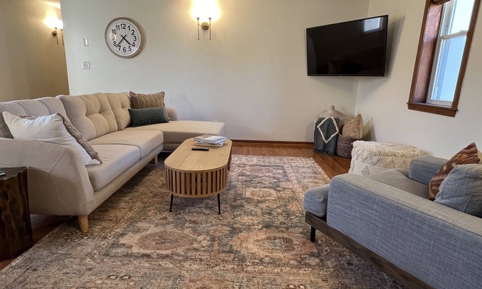 Van Buren House | Pet-Friendly 2 Bedroom Loft with Breakfast & Guest Rated: 9.8