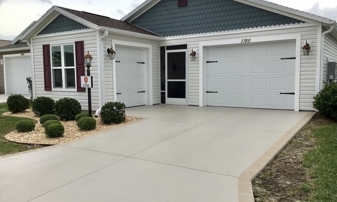 The Villages House | Stylish 2-Bedroom Retreat: Pet-Friendly with Golf Cart & Bikes
