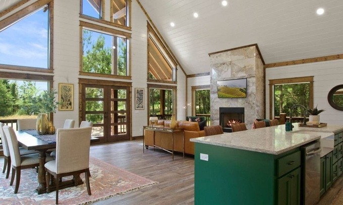 Broken Bow Cabin | Evergreen Dreams: Cozy 1 BR with Lake View & Hot Tub
