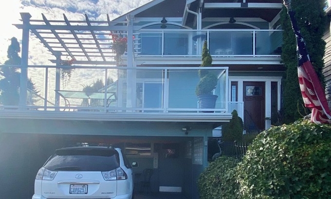 Silver Lake House | Beautifully decorated, furnished 3-story home w/upper & main decks w/viewsofLake