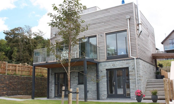 Talland House | Enchanting Sea Shack with Rooftop Terrace and Private Hot Tub