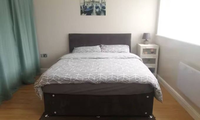Oakengates House | Stylishly Designed Telford Studio with Family-Friendly Amenities