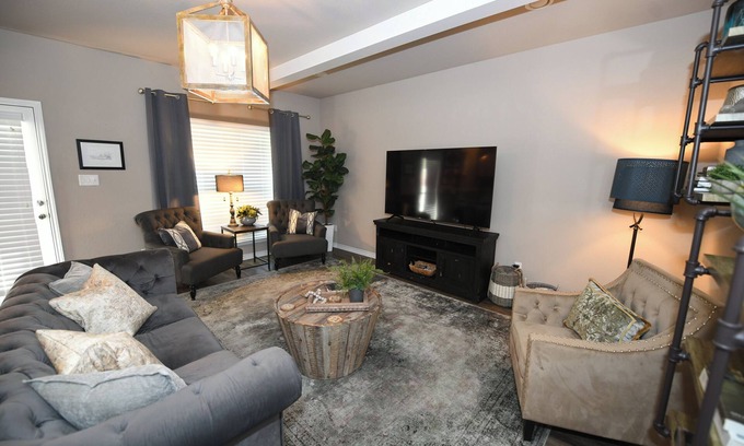 Wellborn House | Guest Rated 10/10: Stylish Aggie Townhome with Pool