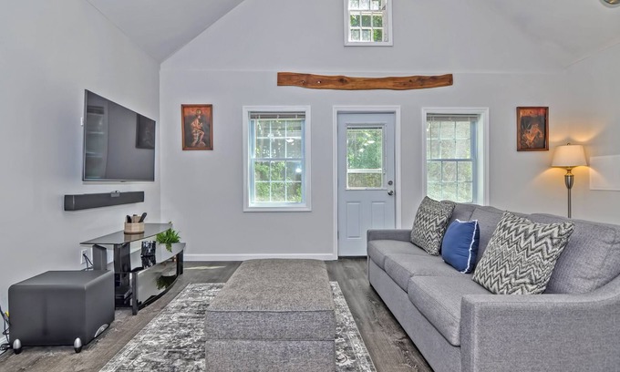 Andover House | Stylishly Furnished Private Retreat in Andover with Breakfast!