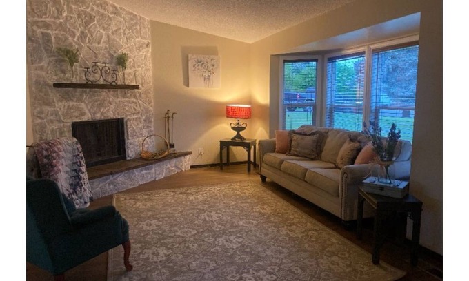 Tri-Cities House | Elegantly Furnished Retreat in a Tranquil Neighborhood
