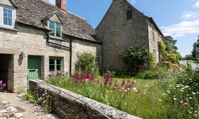 Ampney Crucis Cottage | Dog-Friendly Retreat: Bea's Cottage with Breakfast & Kitchen