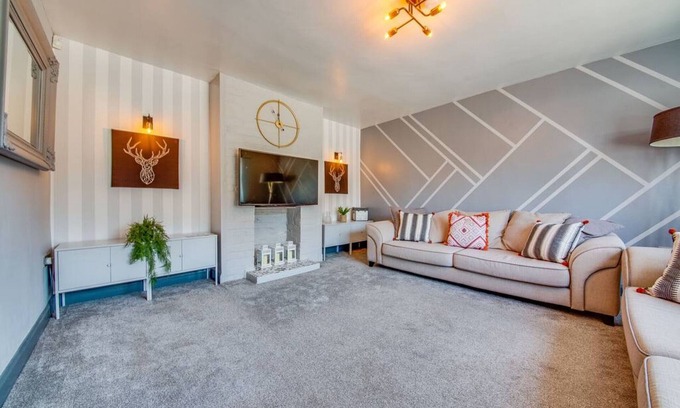 Sheffield House | Elegant 6-Bed House with Family-Friendly Amenities
