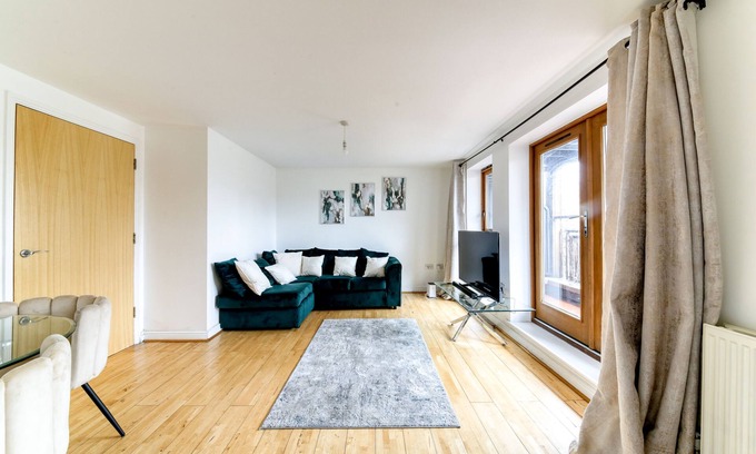 Bensham Manor Apartment | Ideal 2 Bedroom Croydon Retreat with Parking & Child Friendly