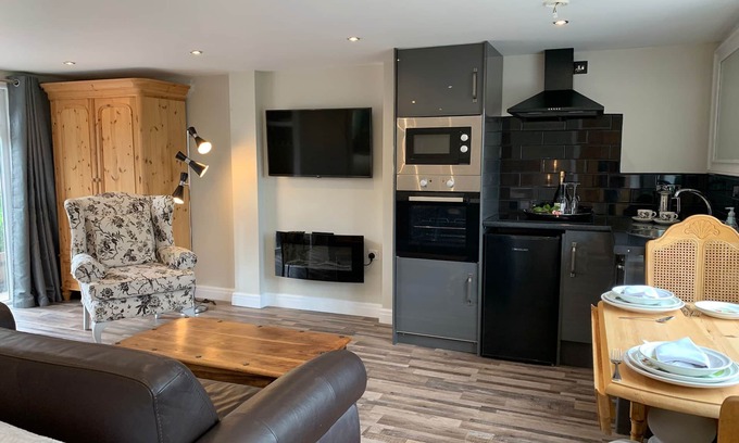 Huxley House | Idyllic Countryside Studio with Garden & Family-Friendly Amenities