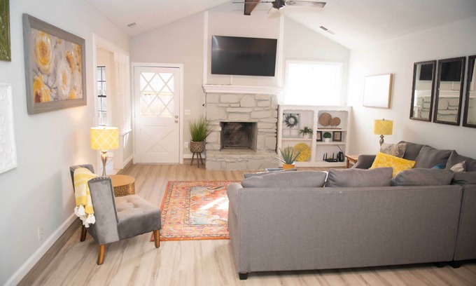 Broken Arrow House | Cozy 3-Bedroom Home with Pet-Friendly Amenities