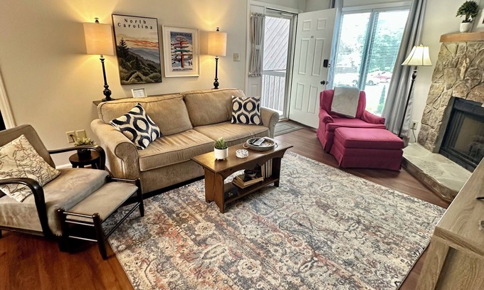 Blowing Rock Condo | Renovated Downtown Blowing Rock Condo with Pool & Breakfast