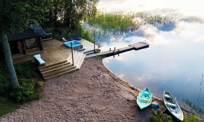 Salo Cottage | Charming Red Cottage Retreat with Lake Views & Pet-Friendly