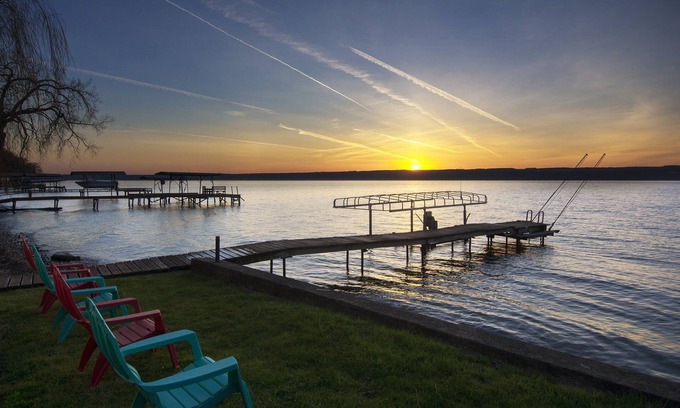 Town of Torrey House | Idyllic Waterfront Cottage with Private Beach and Lake Views