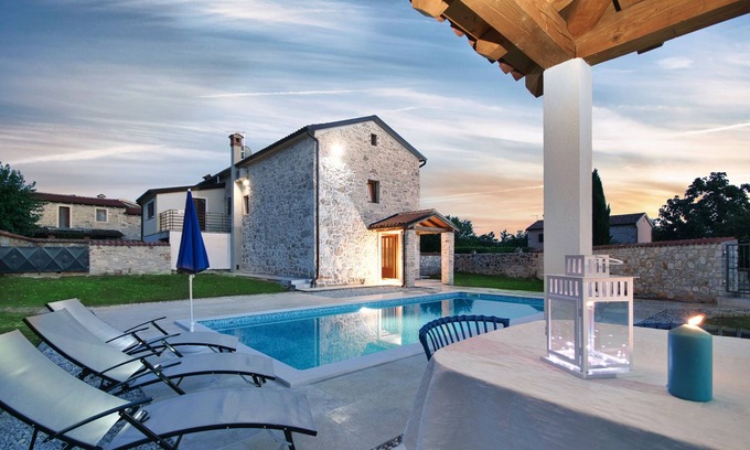 Baderna Villa | Pet-Friendly Villa with Pool and Ocean View - 10/10 Rated