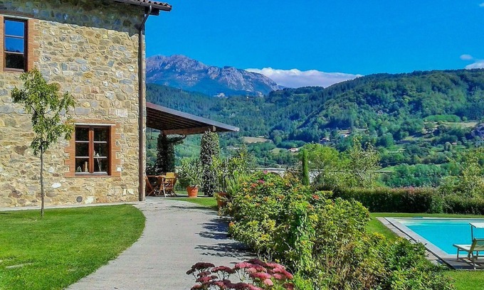 Camporgiano Cottage | Tranquil Barn Retreat: Breathtaking Views & Family Friendly