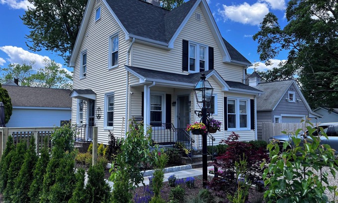 Mystic - New London House | Historic 1890’s House in Picturesque Downtown Mystic