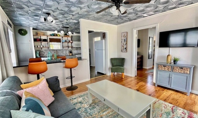 San Antonio House | Beautifully Remodeled Hotel Near Dining & Downtown Fun!