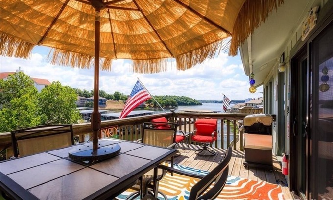 Lake Ozark Condo | Updated Lakefront Condo with Pool, Hot Tub & Wi-Fi