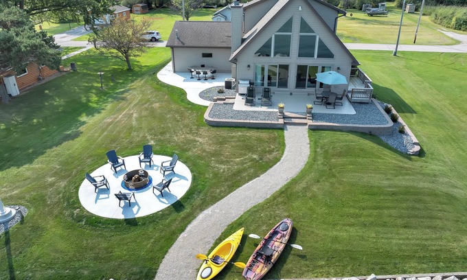 Green Bay House | Serene Bay Retreat with Spa and Spectacular Sunrises