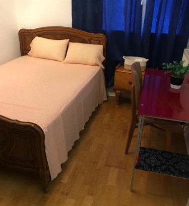 Beauvais House | Beauvais Chambre 1: Budget-Friendly Stay with Breakfast & Dining