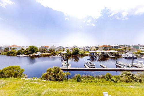 Carolina Yacht Landing Apartment | BeauView: Family-Friendly Retreat with Pool & Hot Tub