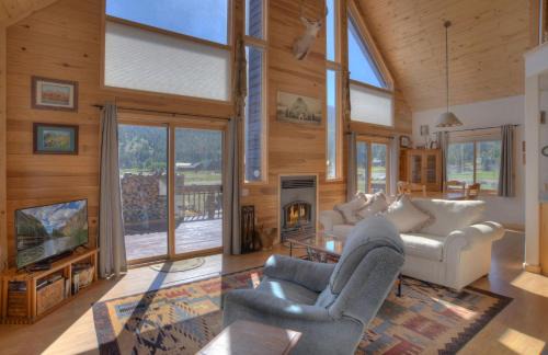 South Fork House | Family-Friendly Getaway at Beaver Creek Cabin - Rated 10/10