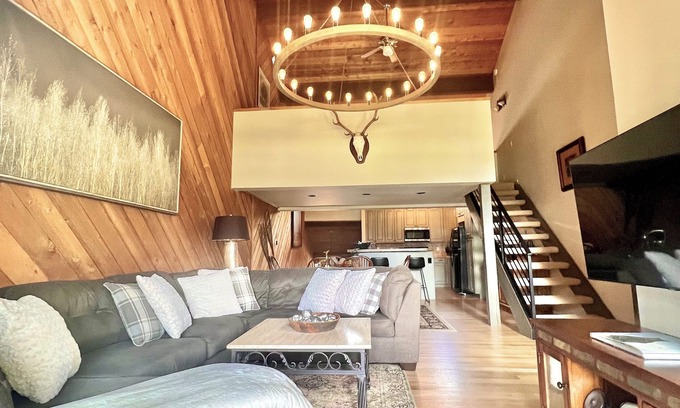 Avon House | Cozy Ski-in/Ski-out Home with Pool and Hot Tub - Rated 9.8