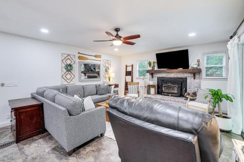 Garfield House | Beaver Lake Getaway: Scenic Views & Family-Friendly Fun