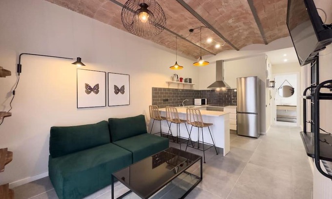 Hostafrancs Apartment | Modern 2 Bedroom Apartment Near Plaza España with Spa