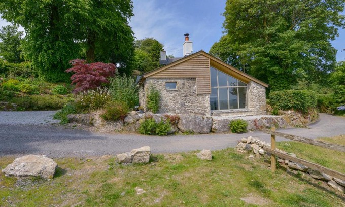 Newton Abbot House | Beckaford View: 4-Star Pet-Friendly Getaway, Rated 10/10