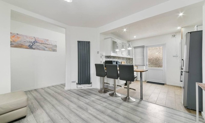 Downham House | Beckenham Place: Free Parking & Self Check-in Awaits