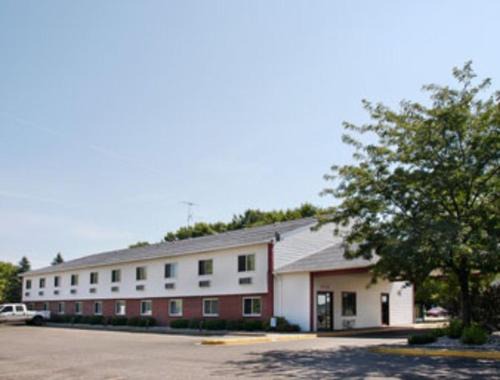 Becker Hotel | Becker Inn & Suites: Eco-Friendly Retreat with Hot Tub