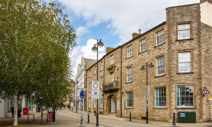 Yeovil Apartment | Cozy Becket Apartment: Ideal One Bedroom in Yeovil