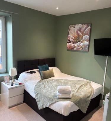 Barnsley House | Stylish En-Suite Rooms in Town Centre with Kitchen Access