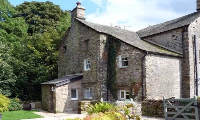 Carnforth Cottage | Cozy Beckside Cottage: Pet-Friendly Stay with Open Fire
