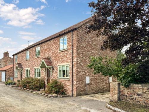 Bishop Monkton House | Beckside Cottage: Highly Rated Getaway for Families & Pets