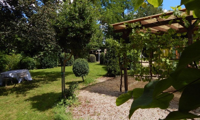 Lamonzie-Saint-Martin House | Cozy Bed and Breakfast with Pool at Setting Sun Retreat