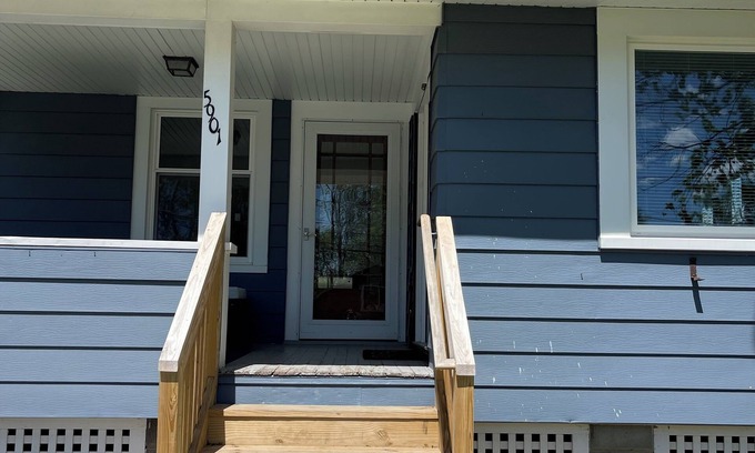 Lakeville Apartment | Scenic Bed and Beverage with Lake View - Pet Friendly Getaway