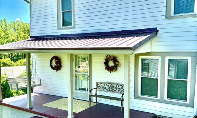 Partridge House | Cozy Bed and Biscuit Inn: Pet-Friendly Retreat Near Parks
