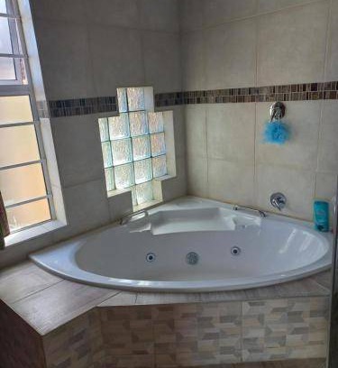 Port Elizabeth Bed & Breakfast | Cozy Bed and Breakfast with Kitchen for Two Guests