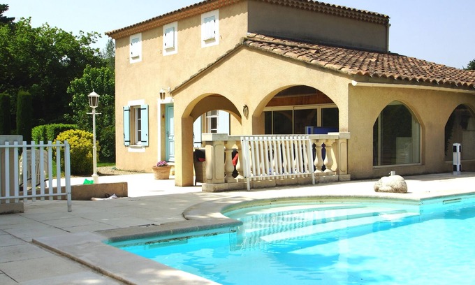 Vedene Hotel | Idyllic Bed and Breakfast Just 10 Minutes from Avignon