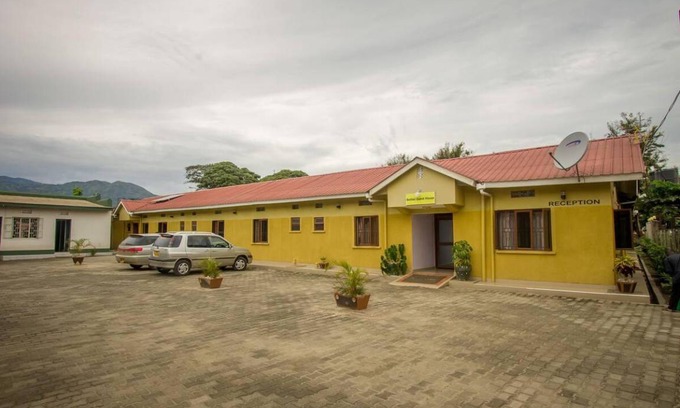 Kasese Bed & Breakfast | Cozy Bed and Breakfast with Pool for 2 Guests