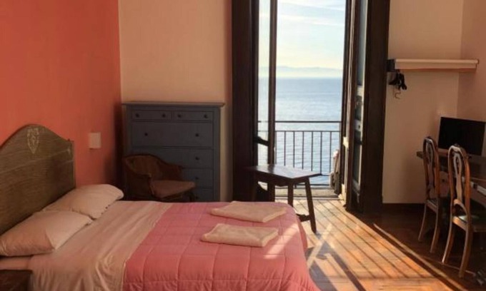 Posillipo Bed & Breakfast | Bed and Breakfast 'Camera La Regina Del Mare' with Balcony, Wi-Fi and Air Conditioning