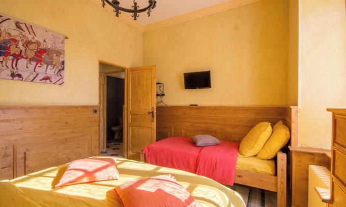 Pluvigner Bed & Breakfast | Bed and Breakfast 'Chambre Lancelot' with Shared Terrace, Shared Garden and Wi-Fi