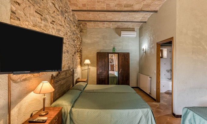 Serra de Daro Bed & Breakfast | Bed and Breakfast 'Ullastret' with Shared Pool, Wi-Fi and Air Conditioning
