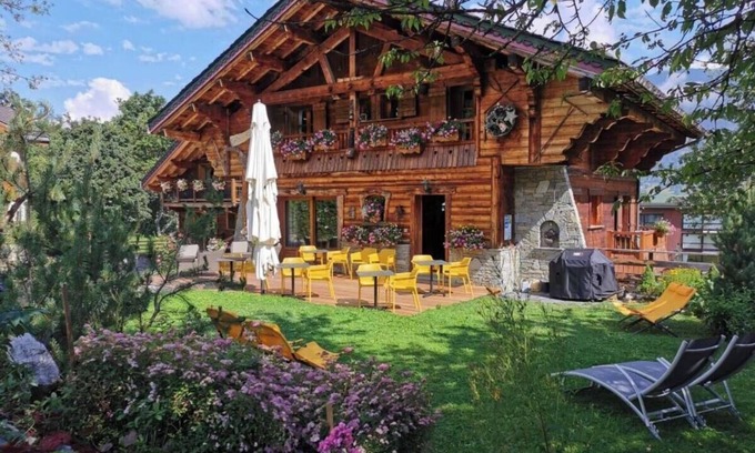 Le Praz Bed & Breakfast | Bed and Breakfast 'Gentiane' with Mountain View, Shared Terrace and Wi-Fi